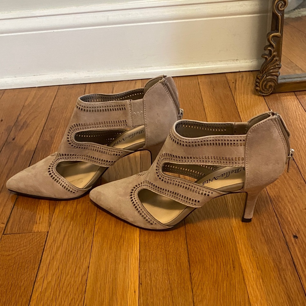 Bella Vita Tan Cutout Heels